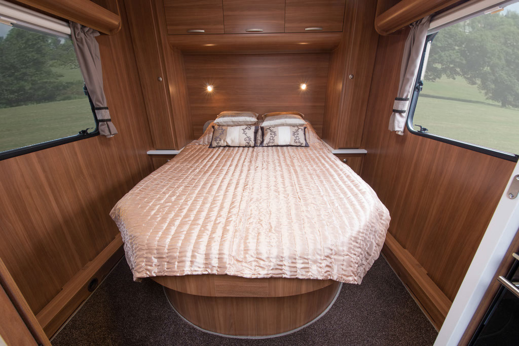 Adria Sportline Up - fixed isalnd bed